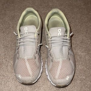 Size 7 ON RUNNING cloud 5